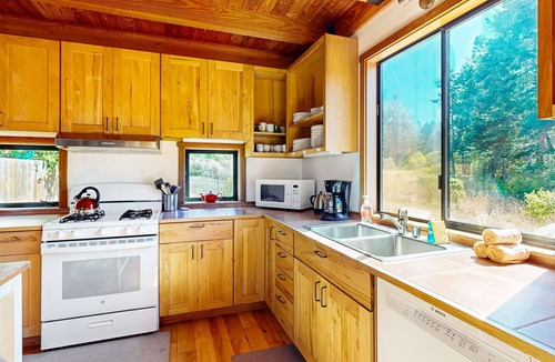 Sea Ranch House | Ocean-view lodge with private hot tub among coastal pines