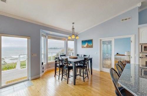 Harbor House | Oceanfront home with outdoor dining WIFI fireplace gas grill washer & dryer