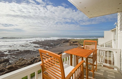 Shelter Cove House | Oceanfront Mini Suite | King | Jacuzzi | Rm 5