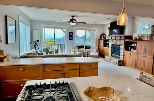 Seaside House | Oceanfront views, on promenade, Spacious 4-bd in S Seaside w jacuzzi
