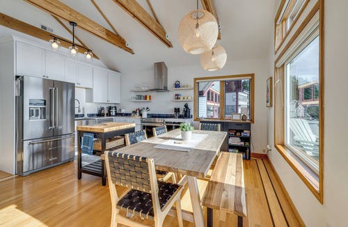 Oceanside House | Oceanside Escape w/Stunning Views: Walk to Beach!