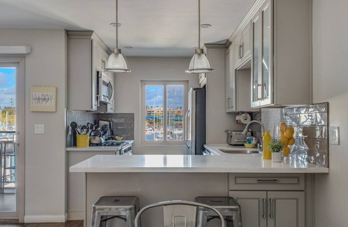 Townsite Condo | Oceanside Harbor Views + Steps from Top Rated Harbor Beach