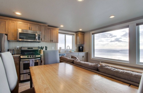 Oceanside Condo | Oceanside Inn #4: Storm Rock