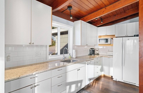 Neahkahnie Beach House | Oceanview, double kitchen, 6 bedroom/3 bath, large decks, in Manzanita