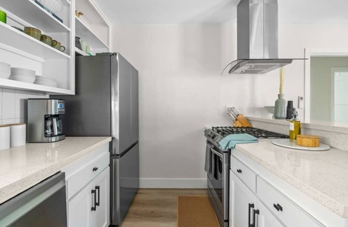 The Strand Apartment | Oceanview I King Suite I Steps from the Ocean