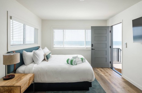 Townsite Condo | Oceanview King Studio (207)