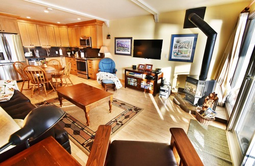 Dillon Condo | On Lake! Hot Tub, Views, Elevator! Walk to Concerts, Marina, Dining