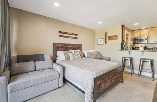 Truckee Apartment | On-Site Skiing: Truckee Studio w/Balcony