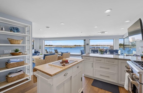South Mission Beach Condo | On the Sand! Bay Views + A/C | Bayside Retreat 2