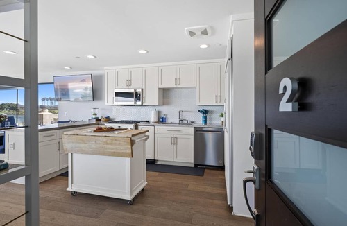 South Mission Beach Condo | On the Sand! Bay Views + A/C | Bayside Retreat 2