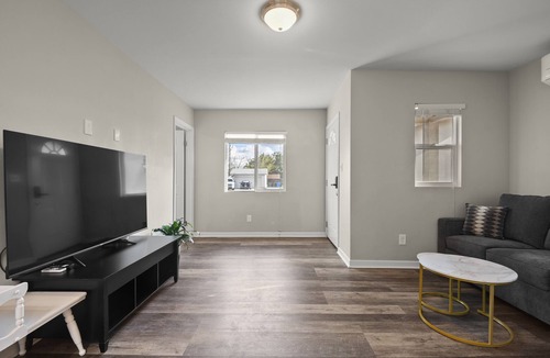 Glendora House | One Bedroom With Living Room Downtown Glendora