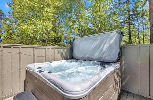 Deer Park House | One Level pet friendly Hot Tub ping pong bikes
