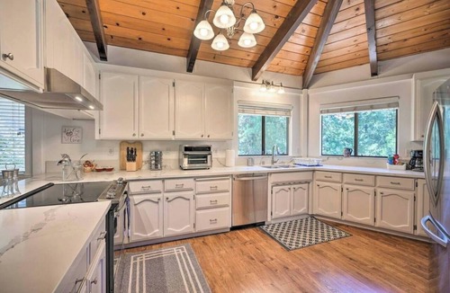 Apple Hill House | Outdoor Deck Disc/Pool Table Fireplace Grill