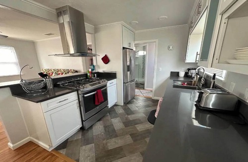 North Pacific Beach Cottage | Pacific Beach Cottage - 1 Block from the Ocean