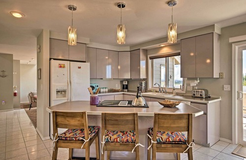Coos Bay House | Pacific Ocean View! Chic Coos Bay Home
