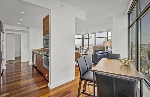 Columbia Condo | Panoramic Bay & City Views *2BR*Pool*Gym*Parking