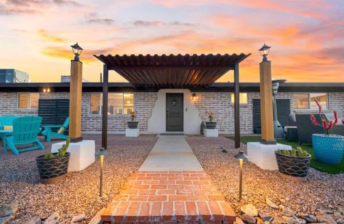 Tucson House | Panoramic Mountain Views Heated Pool 2 Kitchens Villa