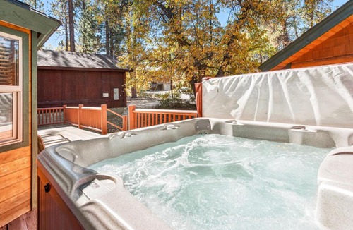 Summit Estates House | Papa Bear's Hideout - Dream Getaway with Hot Tub and Game Room! cabin