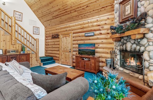 Summit Estates House | Papa Bear's Hideout - Dream Getaway with Hot Tub and Game Room! cabin