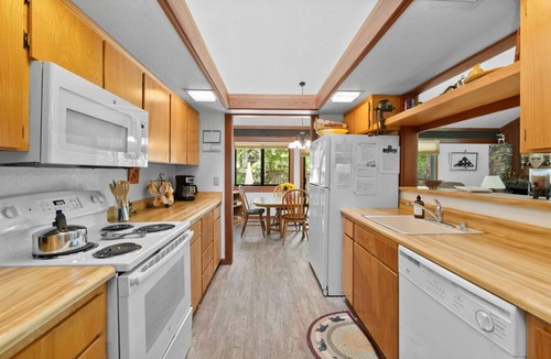 Graeagle Apartment | Peaceful Graeagle Meadows retreat with fenced yard and grassy backyard