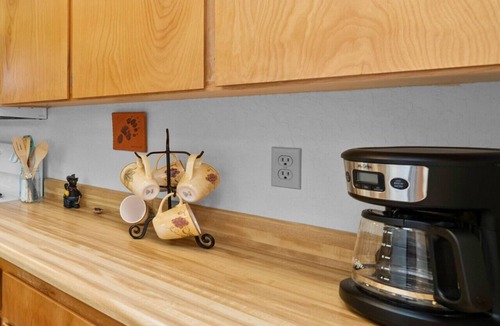 Graeagle Apartment | Peaceful Graeagle Meadows retreat with fenced yard and grassy backyard