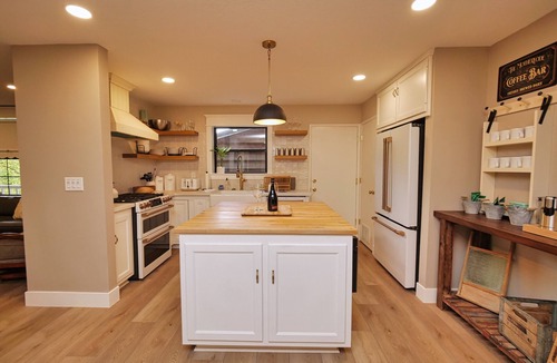 Sutter Creek Cabin | Peaceful pet & family friendly MotherLode Cabin - steps to historic Sutter Creek