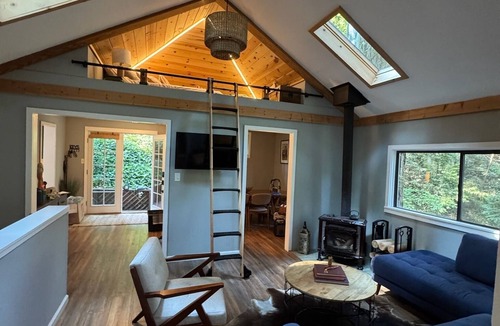 Monte Rio House | Peaceful River Retreat – Vintage Cottage 2 Blocks from Russian River