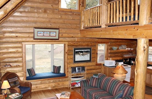 Chiloquin Cabin | Peaceful Waterfront Log Cabin near Crater Lake National Forest, Oregon
