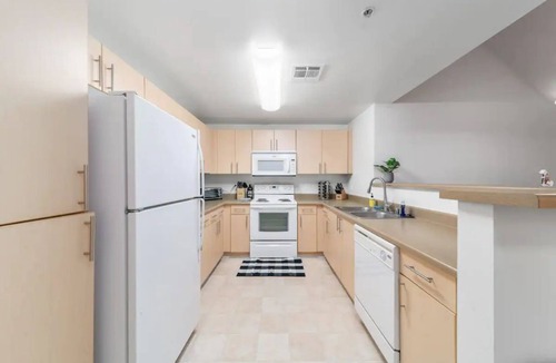 University City Apartment | Penthouse 2 bedroom! Jacuzzi! Free Parking!