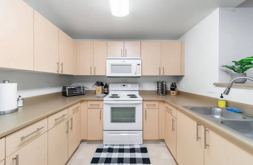 University City Apartment | Penthouse 2 bedroom! Jacuzzi! Free Parking!