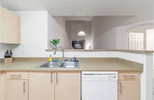 University City Apartment | Penthouse 2 bedroom! Jacuzzi! Free Parking!