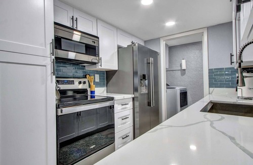 Lake Biltmore Village Condo | Penthouse suite two bed, kingsize beds, updated, heated pool & spa