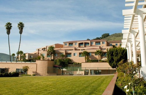 Avila Beach Resort | Perfect Beach Getaway! 2 Classy Units, Kitchen, Onsite Pool, Free Parking