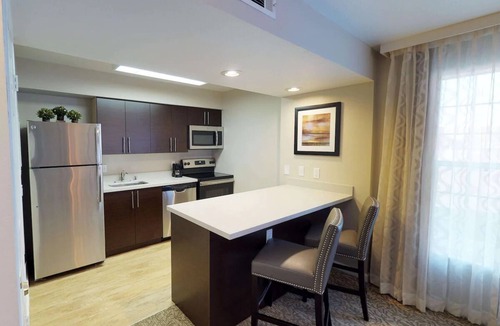 Newark Hotel | Perfect for Getaways Close to Fremont BART - Free Breakfast