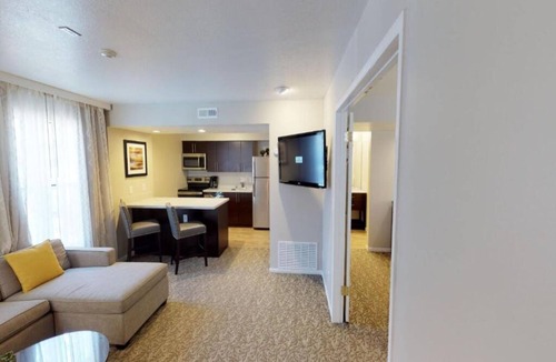 Newark Hotel | Perfect for Getaways Close to Fremont BART - Free Breakfast