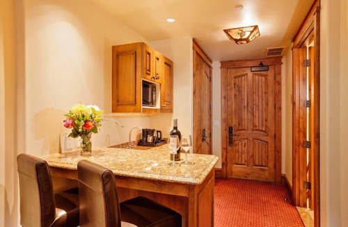 Vail Hotel | Perfect Getaway! Close to Eagle Bahn Gondola w/Hot tub and Parking!