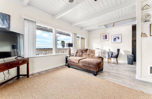 Seaside Apartment | Perfect Private Seaside Beach Getaway w/Bay Views!