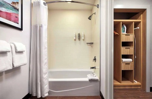 Pismo Beach Hotel | Pet-friendly 2 Queen Room | Pool, 1.9 mi to Monarch Butterfly Grove