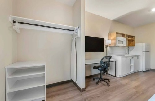 Sparks Hotel | Pet-Friendly Comfort at Spacious Modern Sparks Suite