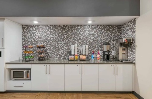 Sparks Hotel | Pet-Friendly Comfort at Spacious Modern Sparks Suite