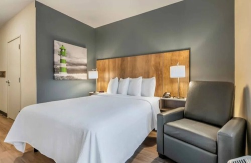 Sparks Hotel | Pet-Friendly Comfort at Spacious Modern Sparks Suite