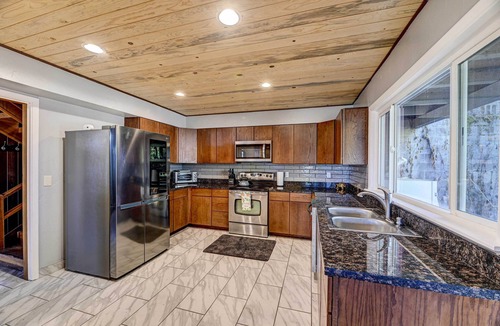 Grants Pass House | Pet-Friendly Grants Pass Home w/Hot Tub!