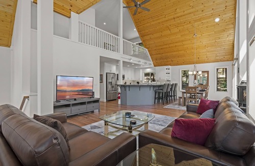 Sugar Pine Estate House | Pet-Friendly Mountain Escape | King Suite, Near Trails, Downtown & Dining