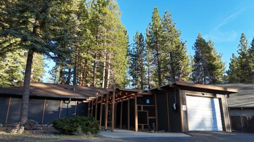 Rancho Bijou House | Pine Haven Tahoe-Cabin with Fire Pit, Grill & EV Charger
