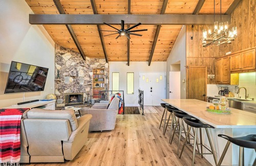 Groveland Cabin | Pine Mountain Cabin w/Hot Tub, 2 Mins to Marina!