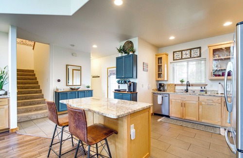 Klamath Falls House | Pool & Hot Tub Access! Running Y Retreat w/Deck