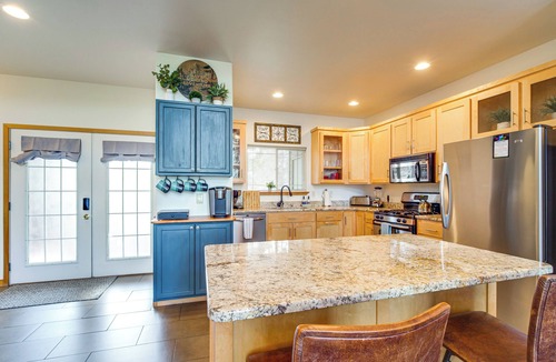 Klamath Falls Apartment | Pool & Hot Tub Access! Running Y Retreat w/Deck