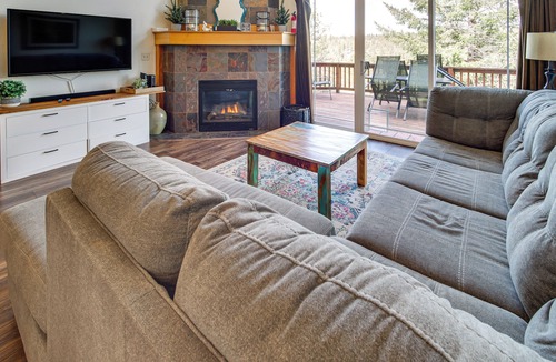 Klamath Falls Apartment | Pool & Hot Tub Access! Running Y Retreat w/Deck