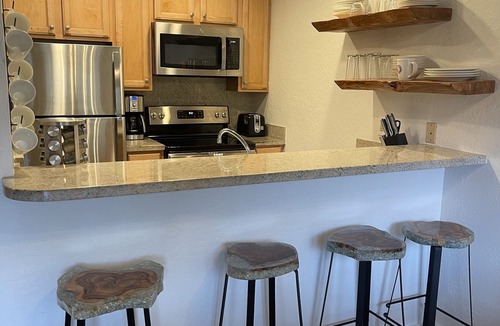 Mammoth Lakes House | PRESIDENT’S DAY WEEKEND OPEN! Walk to Canyon Lodge, 3 bed 3 bath Sleeps 10