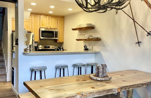 Mammoth Lakes House | PRESIDENT’S DAY WEEKEND OPEN! Walk to Canyon Lodge, 3 bed 3 bath Sleeps 10